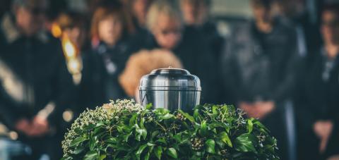 One of the most personal decisions that an individual or their family can make is to choose between a cremation or casket burial. It’s a choice that can be hard to make, especially if your loved one has never mentioned their preference. hubs.li/Q02mxtnd0