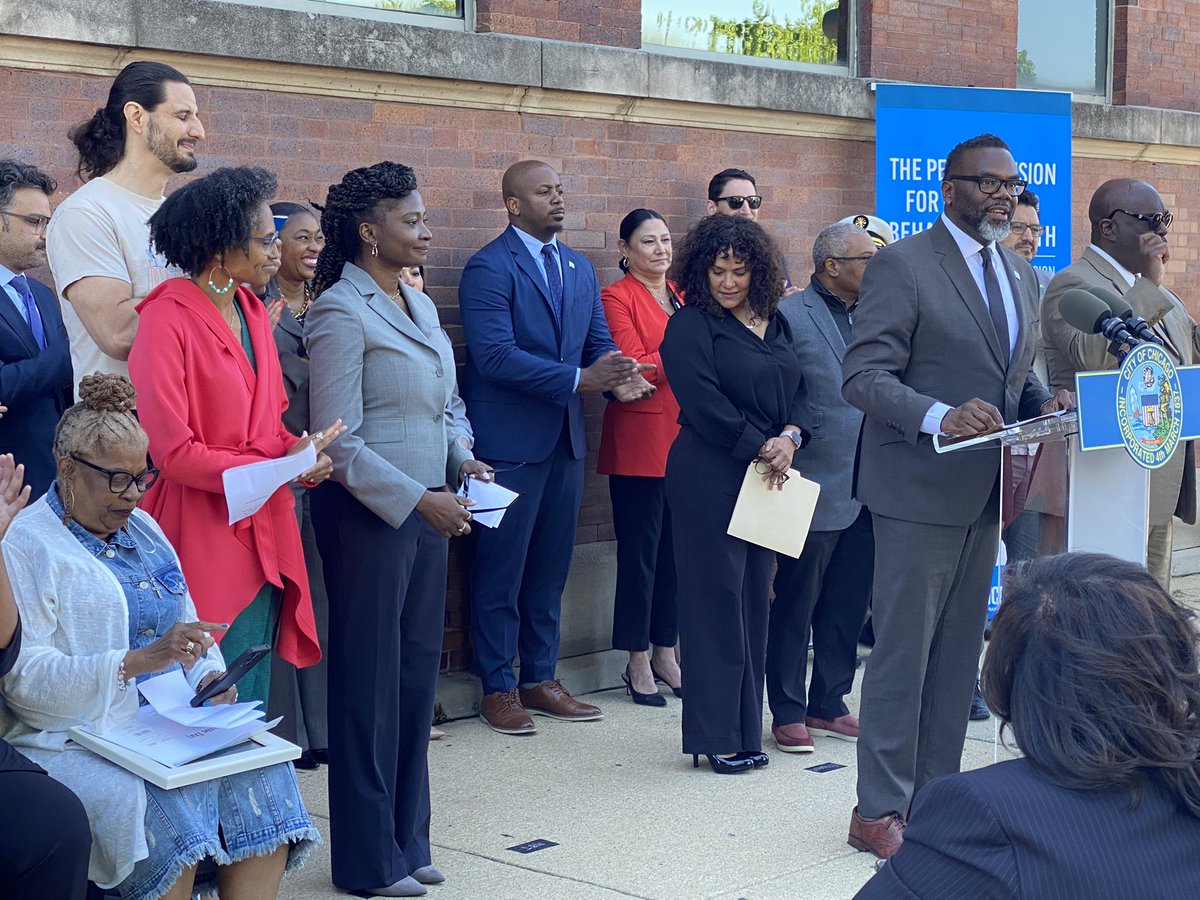 Happening now: press conference outside of closed Roseland mental health center releasing new report by City of Chicago laying out recommendations to move city to Treatment Not Trauma model starting with reopening the Roseland center.