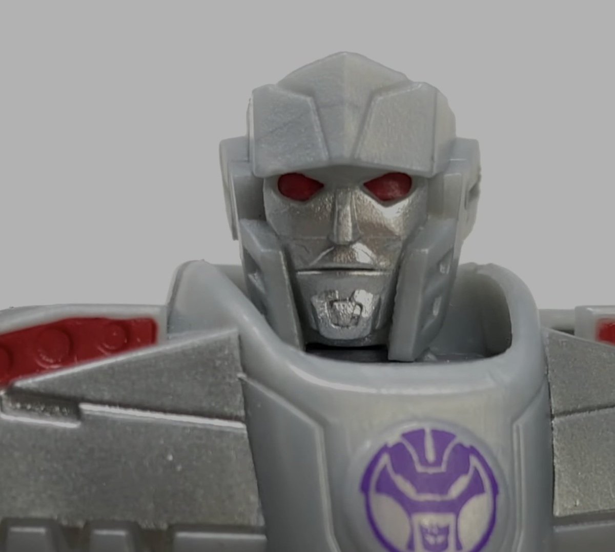 @decepticonaiden My only beef is Jawbreaker's face, he's got the same thing Megatron has going on where it looks like someone pants'd him on photo day or something, I know it's pretty much impossible but I think painted pupils would go a long way for more expressivness.