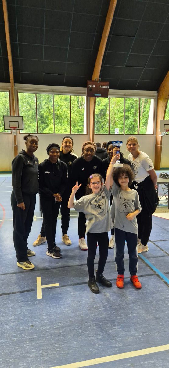 Les classes des communes de @gpso_seineouest se sont affrontés dans un tournoi arbitré par nos Lionnes.
Une journée rempli d’énergie et de fair-play🤝. Pour couronner le tout, les jeunes participants ont eu la chance de repartir avec des autographes🤩 des Lionnes du Paris 92💛🖤