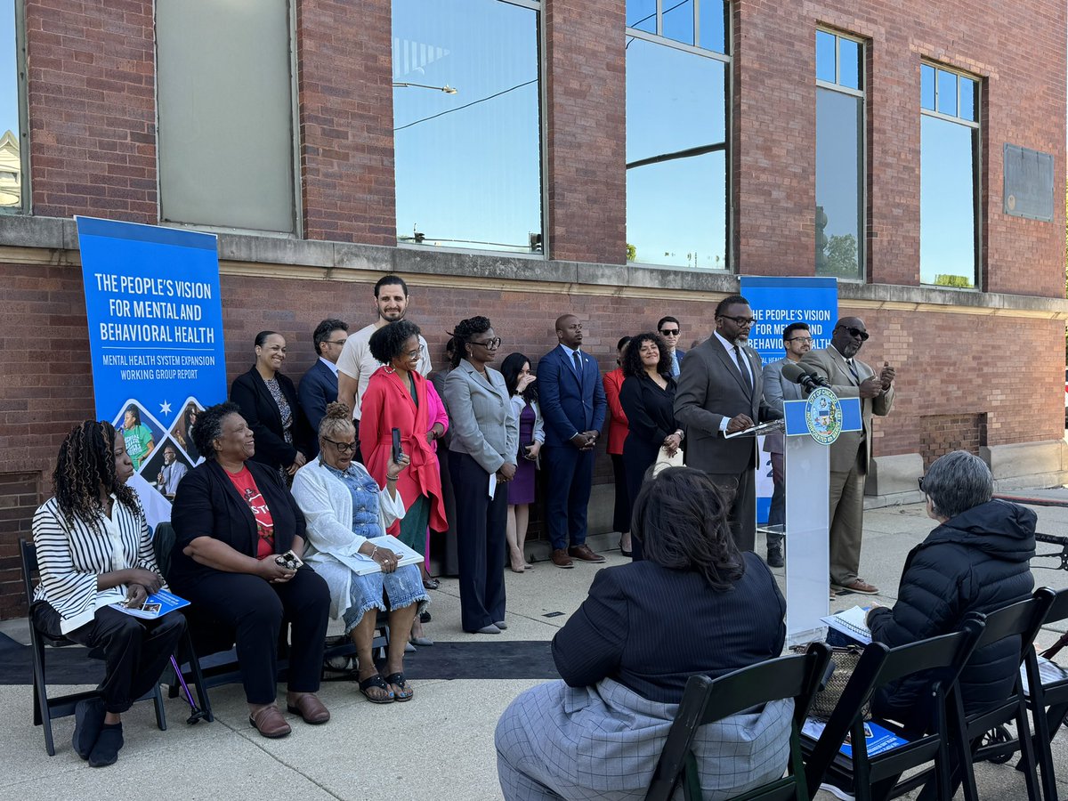 As a collaborative, we’ve organized for years to #reopentheclinics. Today, @ChicagosMayor announced the reopening of the Roseland Mental Health Center and the phasing out of CPD from crisis response with the launch of the mental health report.