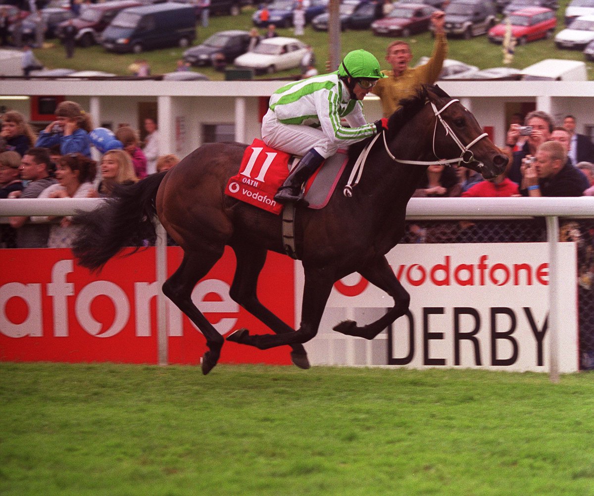 #ThrowbackThursday 10 times Champion trainer Sir Henry Cecil won the Derby on 4 occasions. 1985 Slip Anchor - Steve Cauthen 1987 Reference Point - Steve Cauthen 1993 Commander in Chief - Mick Kinane 1999 Oath - Kieren Fallon One of the all-time great trainers. 🏇🌟#RacingMemories