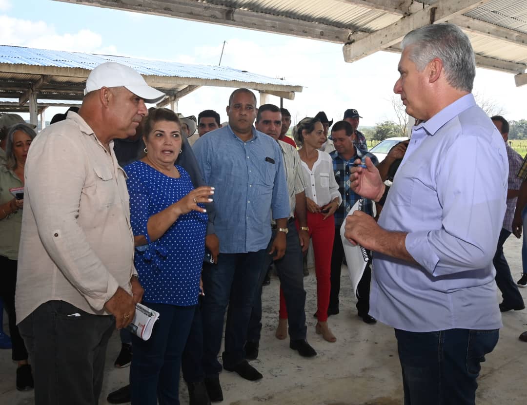RamnMonte1's tweet photo. Por el municipio #Yaguajay, en #SanctiSpíritus, continúan hoy los recorridos del Presidente @DiazCanelB y @DrRobertoMOjeda para mantener el constante intercambio con la base y el pueblo, en aras de contribuir a resolver los desafíos a los que se enfrenta nuestro país #UnidosXCuba https://t.co/bvGxBJ6wZJ