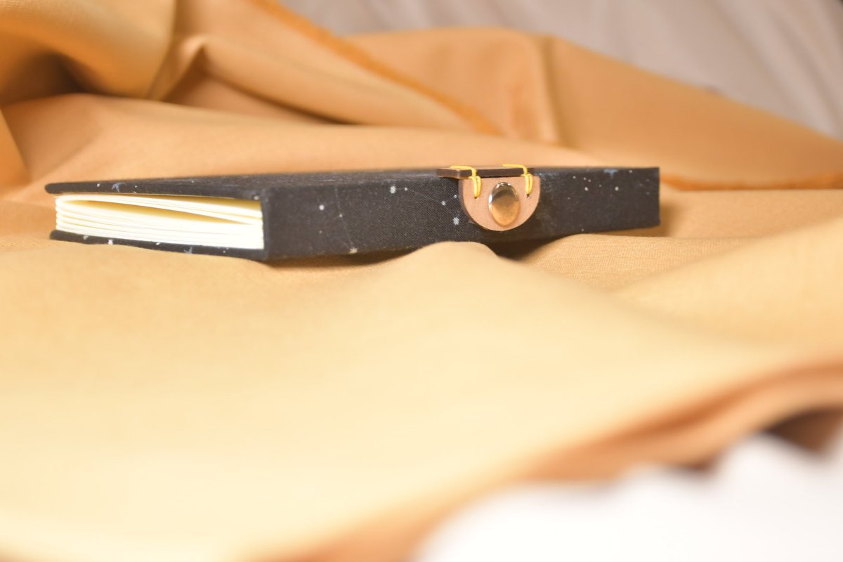 書口磁釦，避開封面，更好書寫！

#手製本 #手作りジャム #本 #磁釦 #印花布