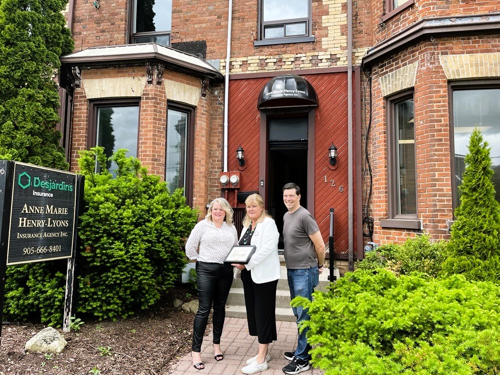 Mayor Elizabeth Roy &amp; Regional Councillor Chris Leahy recently visited the proud local recipients of the 2023 Downtown Whitby Façade Grant.

Congratulations to these businesses for beautifying our downtown! 🎉

Explore our revitalization incentives ➡️ whitby.ca/en/work/downto…