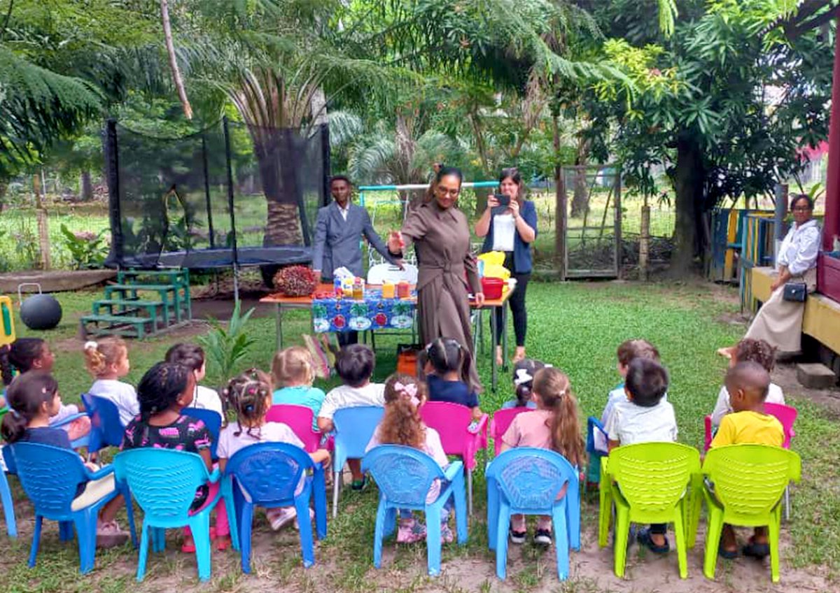 PHC_RDC's tweet photo. Ce matin, Madame @GieskesMonique , accompagnée de deux cadres de l'entreprise, a répondu à l'invitation de l'école maternelle Busy Bees à Kinshasa. L'objectif principal était d'expliquer aux enfants l'origine de l'huile de palme, ses bienfaits et ses diverses utilisations. À travers cette initiative, PHC contribue à l'éducation des jeunes en les aidant ainsi à devenir des consommateurs informés et responsables.

#Anniv113ansPHC #agriculture #sensibilisation