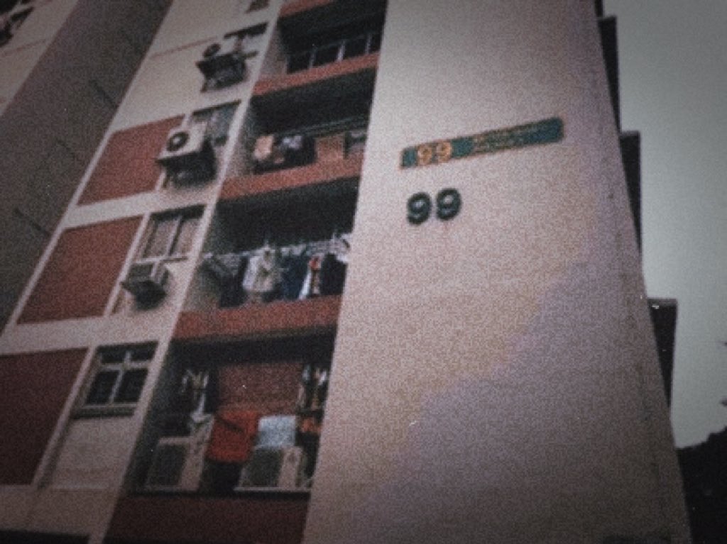 ที่ Block 99 ของแฟลต HDB ในสิงคโปร์เคยมีเรื่องราวสยองขวัญเกิดขึ้นที่นี่ ย้อนกลับไปช่วงปี 1990 มีพ่อแม่ลูกอาศัยอยู่ ต่อมาสามีเกิดมีหนี้สินล้นพ้นตัวทำให้มีปากเสียงกันเป็นประจำ แต่สิ่งที่ทำให้ภรรยารับไม่ได้ก็คือการที่สามีนอกใจไปมีผู้หญิงอีกคน (มีต่อ)