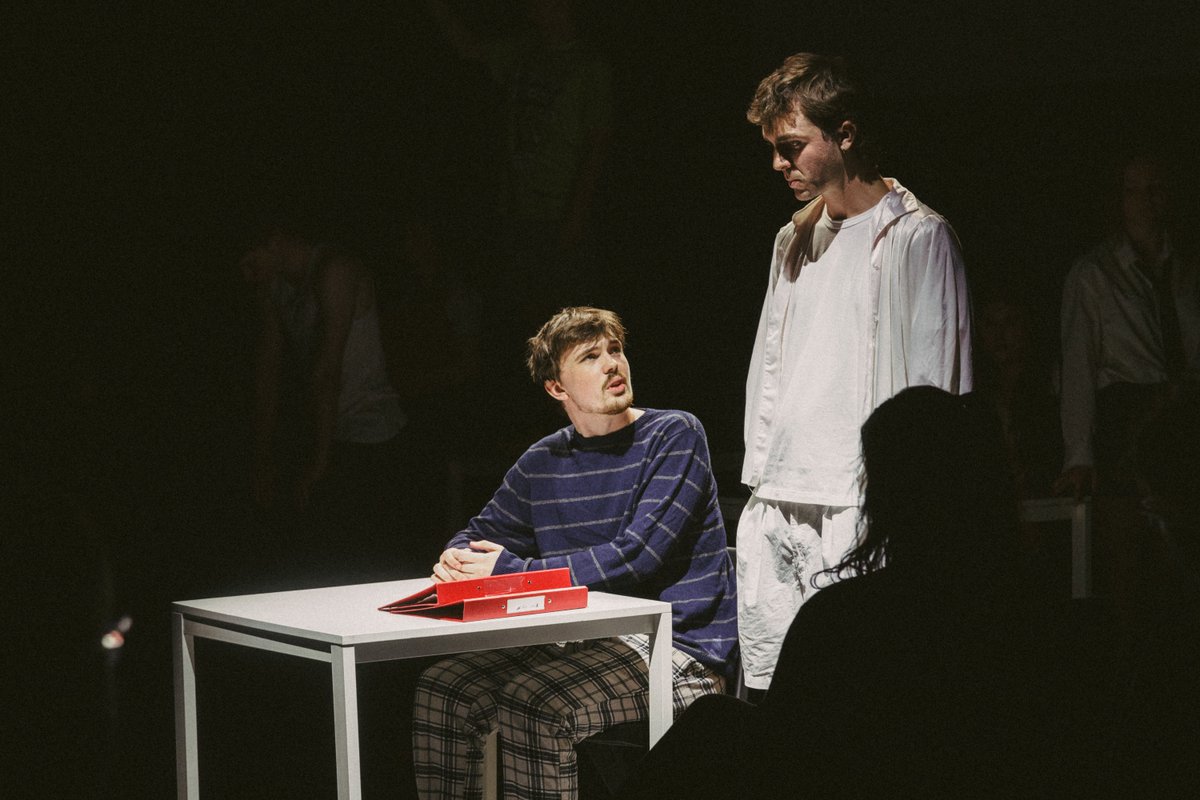lmauniofficial's tweet photo. Liverpool Acting Take on After Life🪦

Here’s a look at our second year's performance from our opening night at the M&amp;S Bank Arena! Want to join the cast? Head to our website for more info on our acting courses! 

#actingstudent #performingarts #finalperformance #afterlife https://t.co/lBsdCswYir