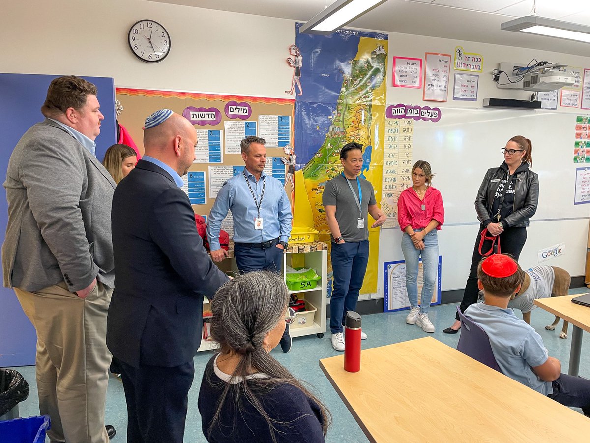 Had an awesome time at Vancouver Talmud Torah school with Councillor @BrianVMontague! Loved meeting the bright students and presenting the City of Vancouver's Jewish Heritage Month proclamation. Your school's spirit and sense of community make our city stronger.