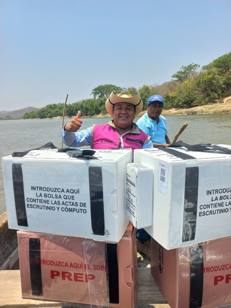 INEMexico's tweet photo. 📸#GaleríaINE | Por todos los medios, personal del @INEMexico continúa recorriendo el territorio nacional con el compromiso de entregar las boletas y documentación electoral a las personas que presidirán las casillas el #2deJunio. https://t.co/mWnXvM83id