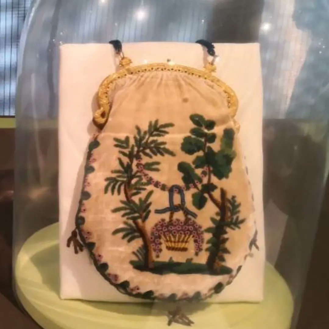 sitiojaneausten's tweet photo. todas las piezas si hubiese podido😅.
En el @MuseodelTraje hasta Septiembre. Corred a verla.
#moda #fashion #deepoca #JaneAusten #Regencia #decimonomico #melollevotodo #denuestrosaustenitas #compartiendoelmundo #Madrid #España #Spain #ropa
https://t.co/NeSFxVeomU https://t.co/qx83GcEJmk