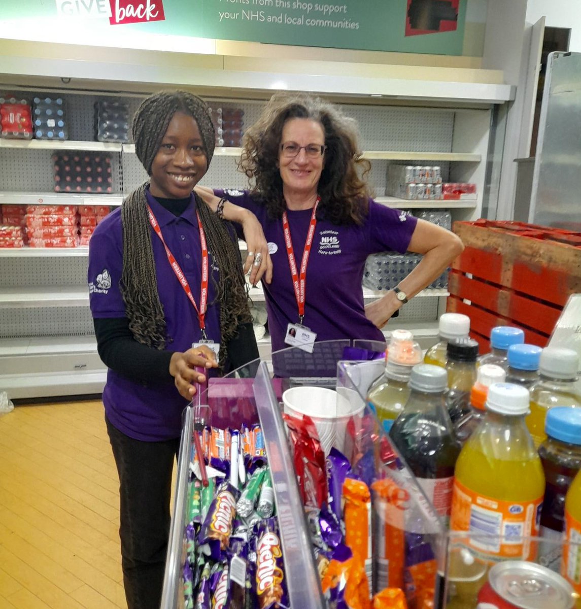 Our last day of @NHS_Lothian #Meaningfulmayvolunteer programme & in @WghLothian  Barbara helped Laura from Artlink in Ward 70 creating spring flowers fabric pictures, she did amazingly well very patient with the patients. Fatoumata also helped with Lynne on Shop Trolley.