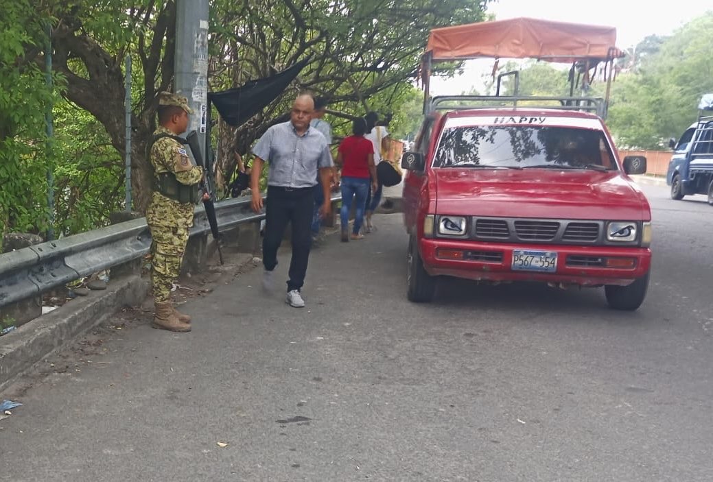 En el departamento de La Paz, elementos del Destacamento Militar N° 9 brindan seguridad para que los ciudadanos puedan realizar sus actividades diarias con plena tranquilidad y confianza. #PlanControlTerritorial