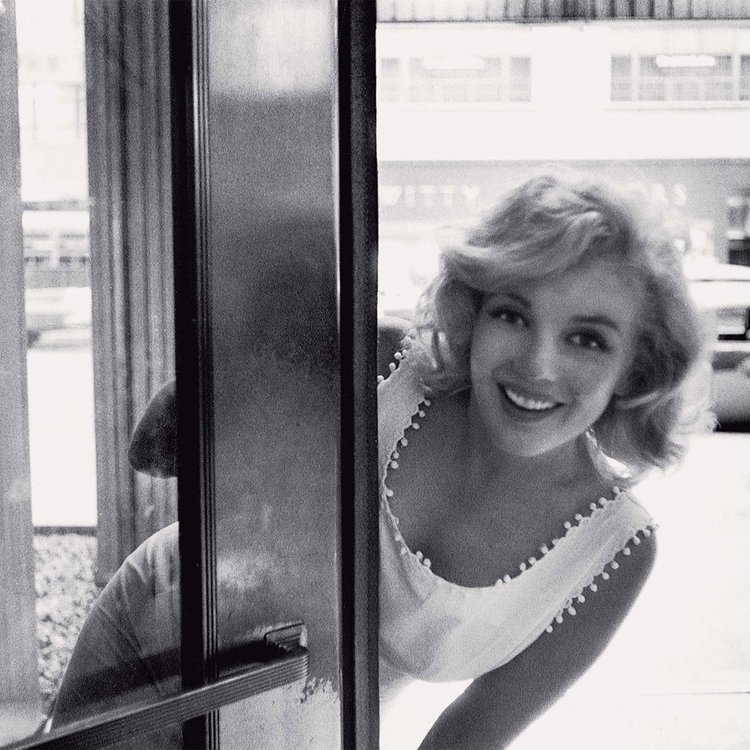 Reflecting on New York, Marilyn once shared, “It seemed so exciting to me, and I wanted to be part of that life.”

📸: @SamShawPhoto #SamShawPhoto

#MarilynMonroe #Icon #NewYorkLife #Aspirations #SamShawPhoto #CityDreams