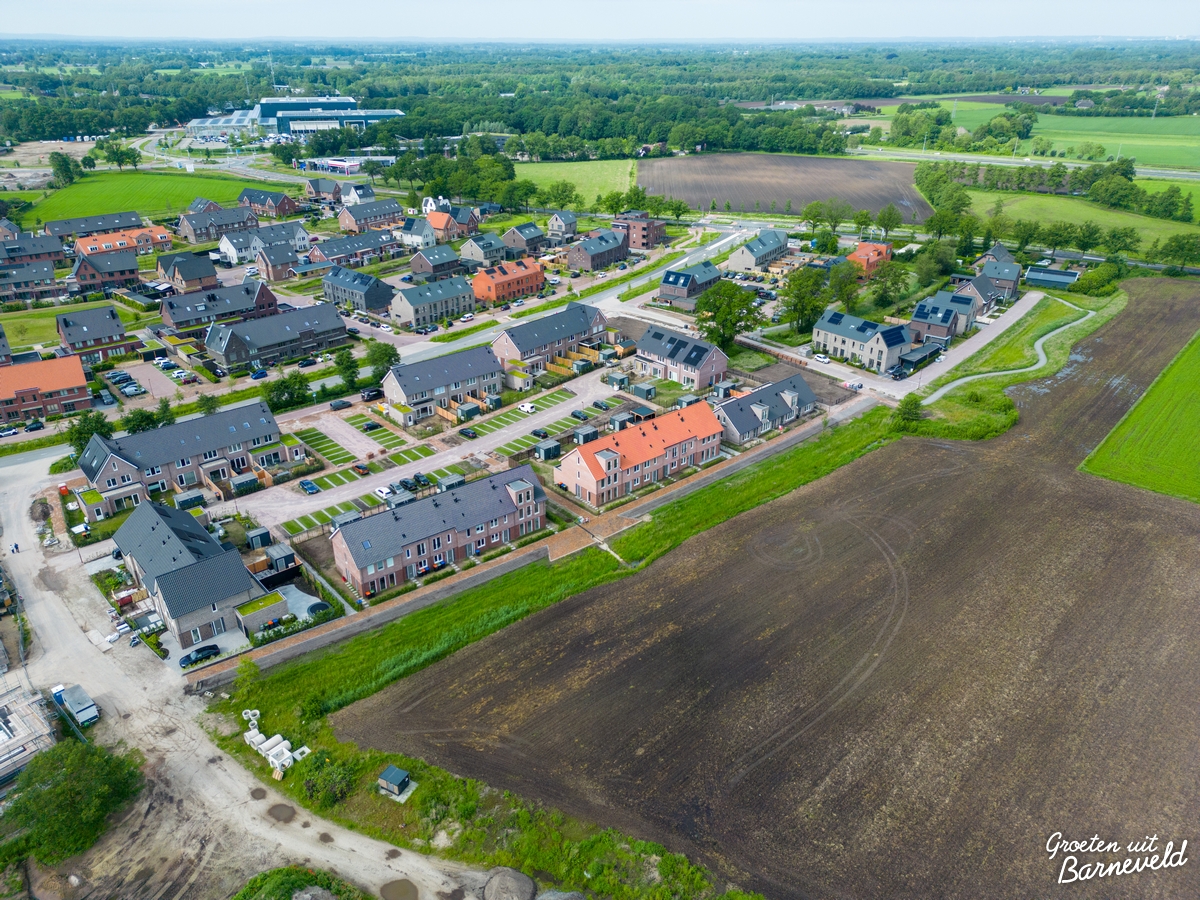groetenuitbveld's tweet photo. De nieuwbouwwijk Bloemendal vanuit de lucht. #Barneveld https://t.co/34VX2N7MHa