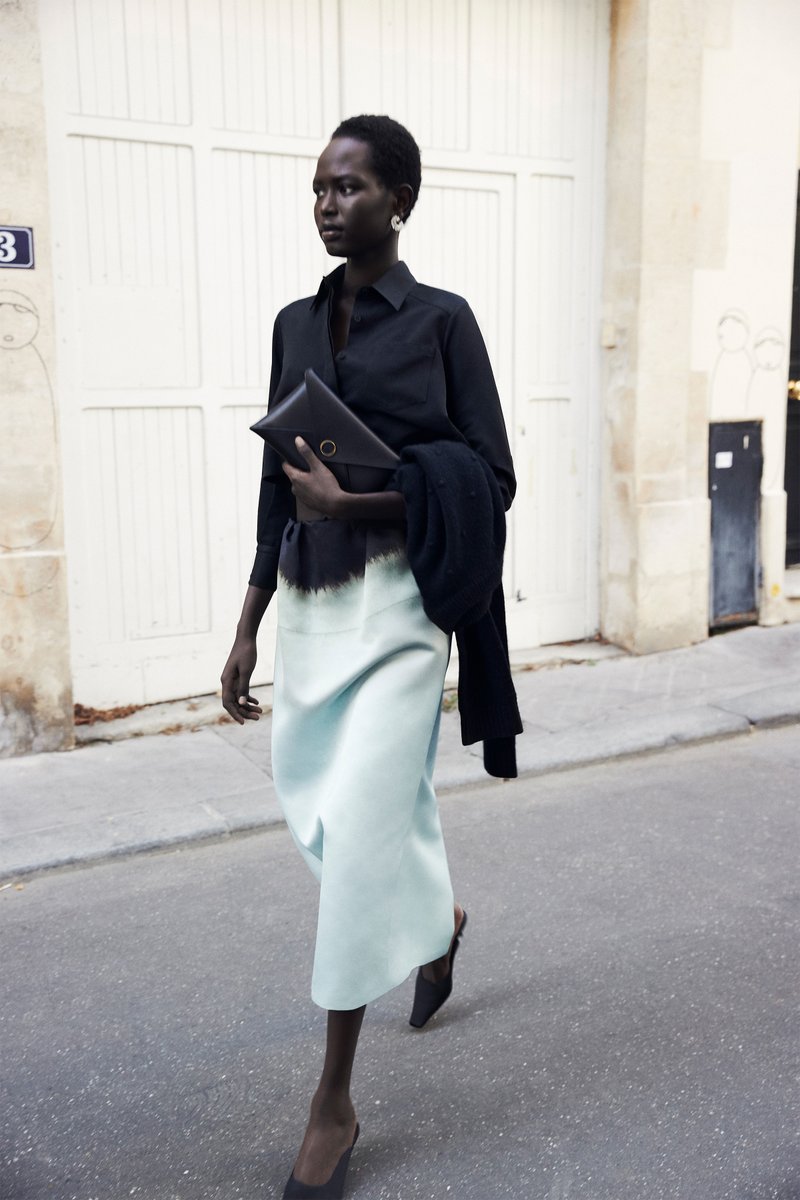 The 'Lee' Sweater &amp; ‘Karina’ Skirt from SS24 runway 

#AltuzarraSS24
altuzarra.com