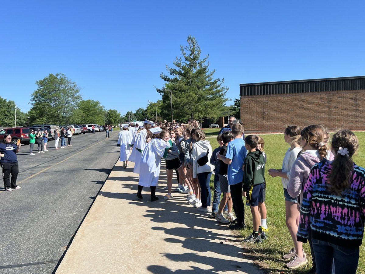 wilson6461's tweet image. It&apos;s always bittersweet waving goodbye to the graduates. Our students were very excited to be part of this amazing tradition. Good luck seniors!! #ocsrocks