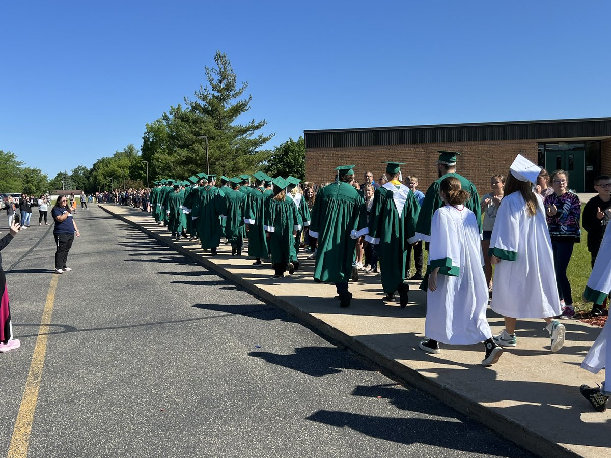 wilson6461's tweet image. It&apos;s always bittersweet waving goodbye to the graduates. Our students were very excited to be part of this amazing tradition. Good luck seniors!! #ocsrocks