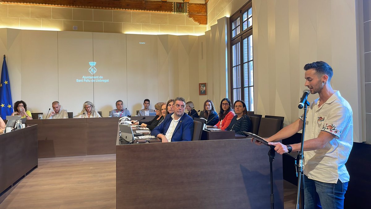 <a href="/BorrellSF/">Lourdes Borrell</a> La regidora d'Igualtat, Feminisme i LGTBI <a href="/monicalafuente/">Mònica Lafuente</a> cedeix la paraula a Àlex Dacora Dinarés, secretari de l’entitat TransBaixPower&amp;Roses de #SantFeliu per llegir el manifest de denúncia contra les LGTBfòbies #plesantfeliu <a href="/TransBaix/">Trans*Baixpower&Roses De St.Feliu</a>