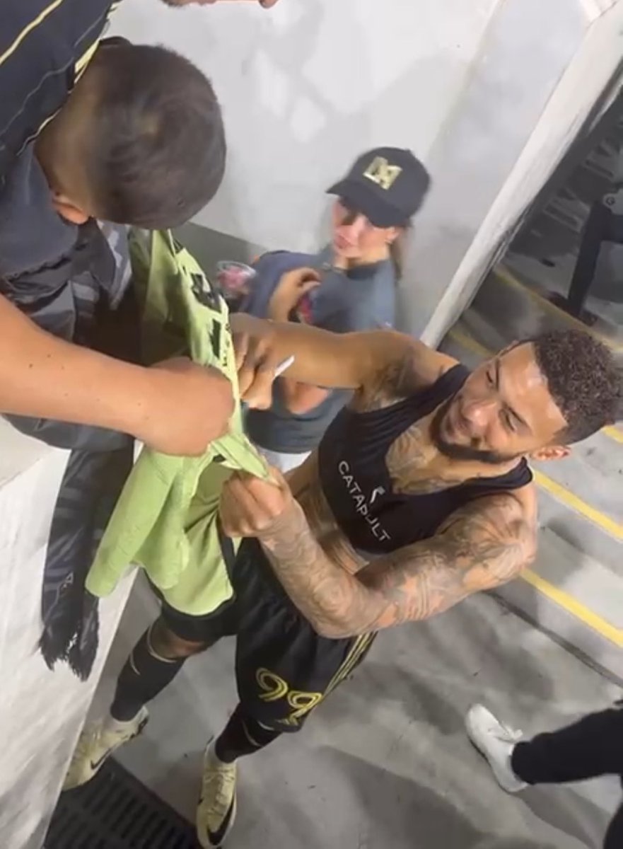 His first <a href="/LAFC/">LAFC</a> game 🤩#LAFC <a href="/BouangaDenis/">BouangaDenis</a> ⚫️🟡