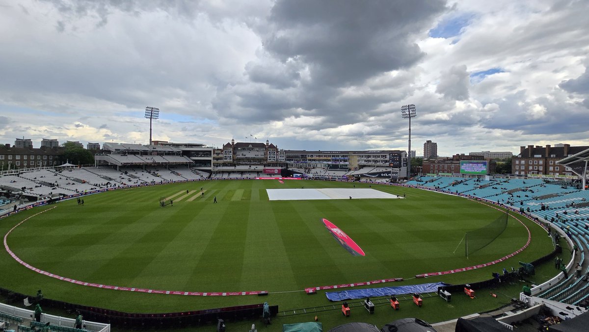 🚨 The cover is coming to the pitch.  #PAKvsENG