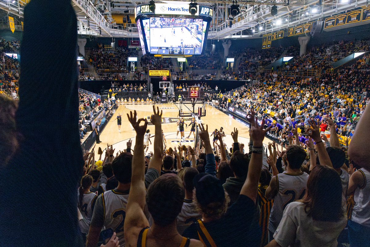 𝗠𝗼𝗺𝗲𝗻𝘁𝘂𝗺 𝗼𝗻 𝘁𝗵𝗲 𝗠𝗼𝘂𝗻𝘁𝗮𝗶𝗻

Four of the six largest crowds in Holmes Center history and four of the top 20 largest crowds in program history came from last year alone. 

#TakeTheStairs