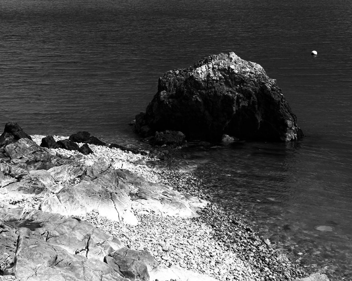 Black and White Rock 😊

#uk #wales #gower #coast #rocks #sand #sea #waves #photography #icm #iPhone #ThePhotoHour
#tide #lowtide #Mumbles #SwanseaBay