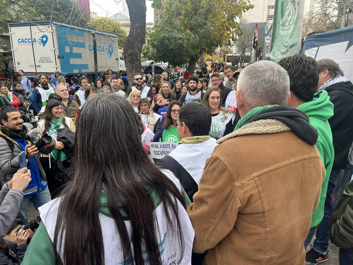 DanielCatalano_'s tweet image. El cierre de los CDR en todo el país, junto con los despidos de las y los trabajadores que allí asisten a la población y la parálisis en la entrega de alimentos por parte de la gestión del @MindeCapitalH es un ataque directo a la calidad de vida de la gente que más necesidades…
