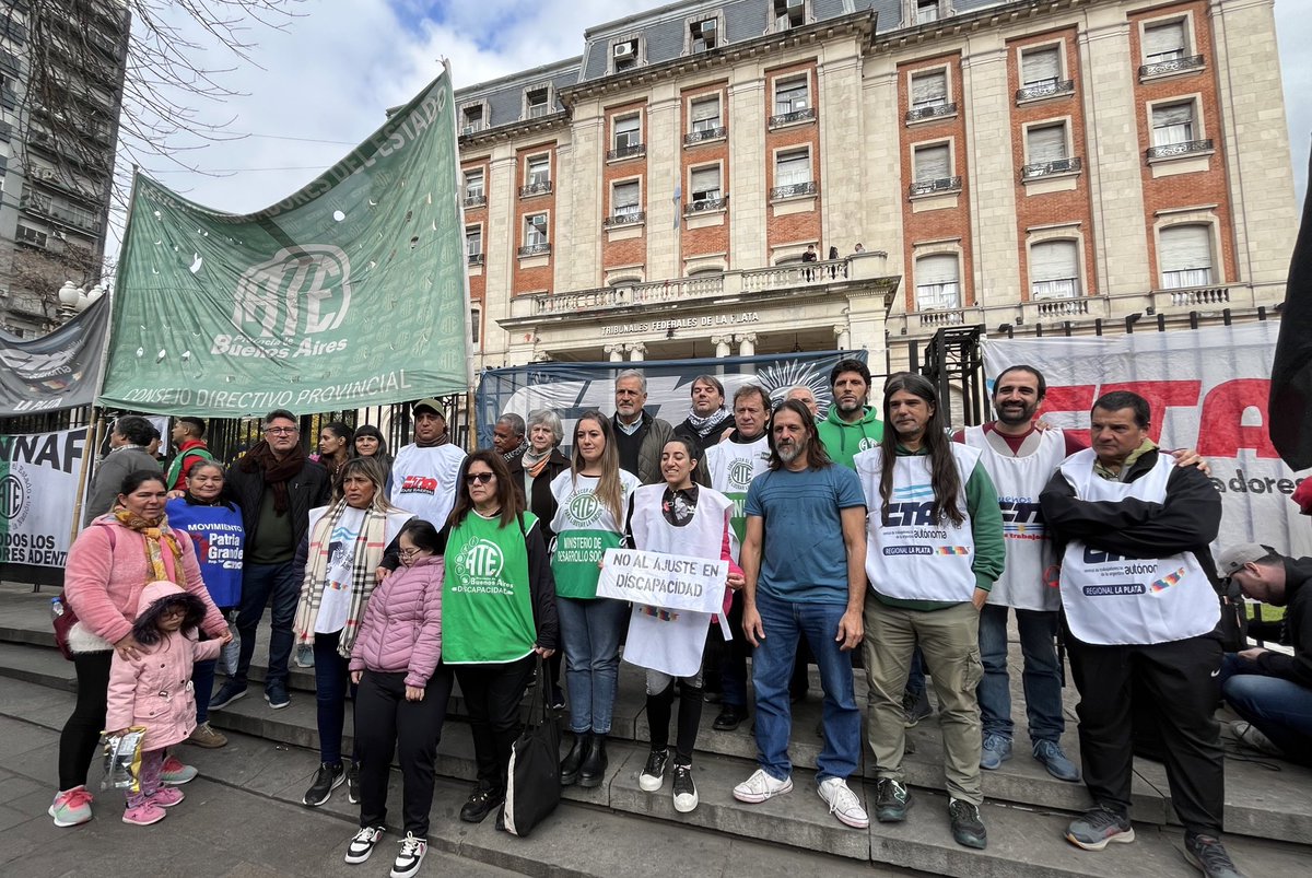 DanielCatalano_'s tweet image. El cierre de los CDR en todo el país, junto con los despidos de las y los trabajadores que allí asisten a la población y la parálisis en la entrega de alimentos por parte de la gestión del @MindeCapitalH es un ataque directo a la calidad de vida de la gente que más necesidades…