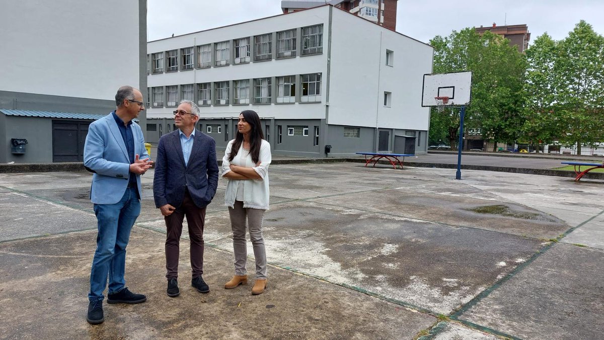 🏗️ El DG de Infraestructuras Educativas, Julio Vallaure, ha anunciado hoy en el IES Carreño Miranda que se está ultimando la licitación del contrato para cubrir la pista deportiva y que se prevé que la obra comience este verano 🪙 478.000 euros ⌛️ 4 meses de ejecución