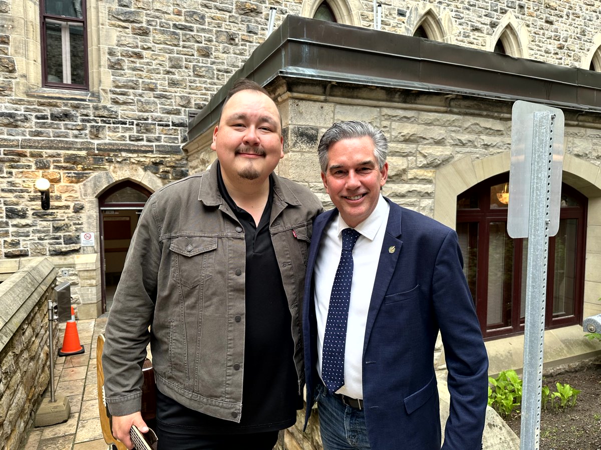 My professional music life and my work as a Member of Parliament rarely collide. But when they do, it's always so cool. This was true at the SOCAN on the Hill event in Ottawa. It was wonderful listening to & meeting other performers like @WilliamPrince and @RonSexsmith.