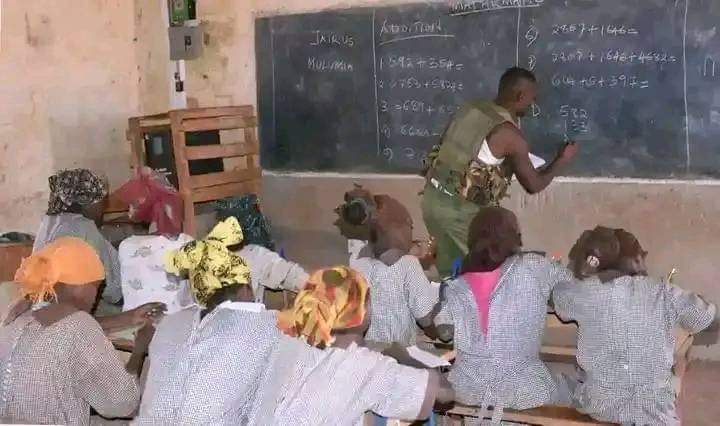 Goddie_Ke's tweet image. Jairus Mulumia, a Kenyan Police officer, was deployed at Forole Primary School located at the Kenyan-Ethiopian boarder
He began teaching Mathematics to class 5 pupils after seeing them idling in class
This was after several teachers failed to report to schools in the region due…