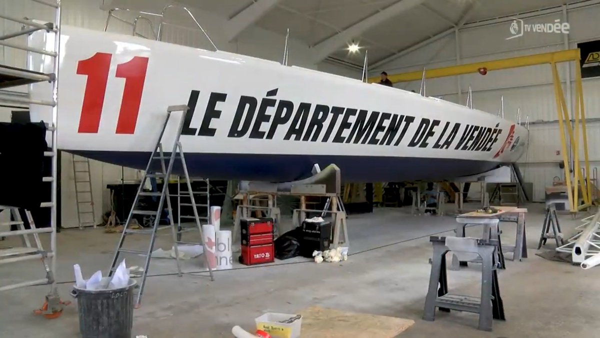 ⛵️ En 1990, il entrait dans la légende en étant le 1er vainqueur du <a href="/VendeeGlobe/">Vendée Globe</a>. Près de 35 ans plus tard, Écureuil d'Aquitaine II est de retour chez lui et accompagnera la flamme olympique le 4 juin en #Vendée 
🔴 Reportage complet <a href="/TVVendee/">TV Vendée</a> : youtu.be/It3cKEXH0uA?si…