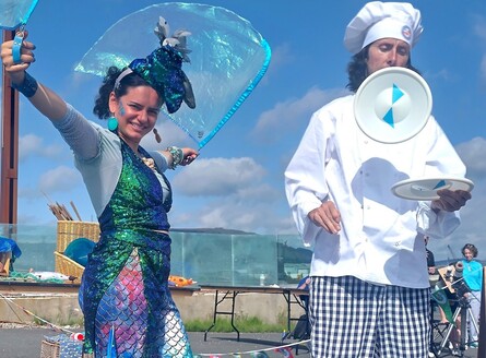 Part of BIG DAY OUT AT SONAIRTE (Sat 15th June to mark #CruinniúnanÓg) are performances from FISHY 'N DISHY at 12pm, 2pm & 4pm. Followed by a free workshop. Fishy juggles shells and Dishy spins plates! For ages 5-11. 
Booking advised: droicheadartscentre.ticketsolve.com/ticketbooth/sh…
@Love_Drogheda