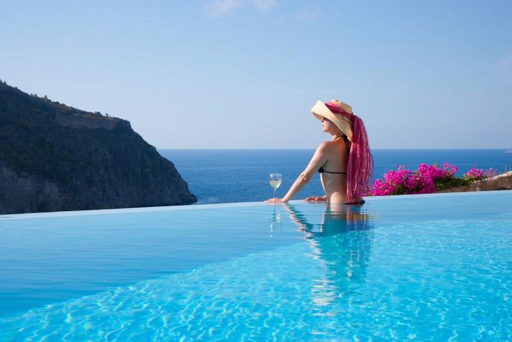 AnemosTours's tweet image. Life's a beach (sometimes literally!) ️ Greek islands calling - sun-drenched days, crystal-clear waters, pure relaxation. Time to recharge! #GreekIslandEscape #VacationVibes #TimeToUnwind dlvr.it/T7cMDl