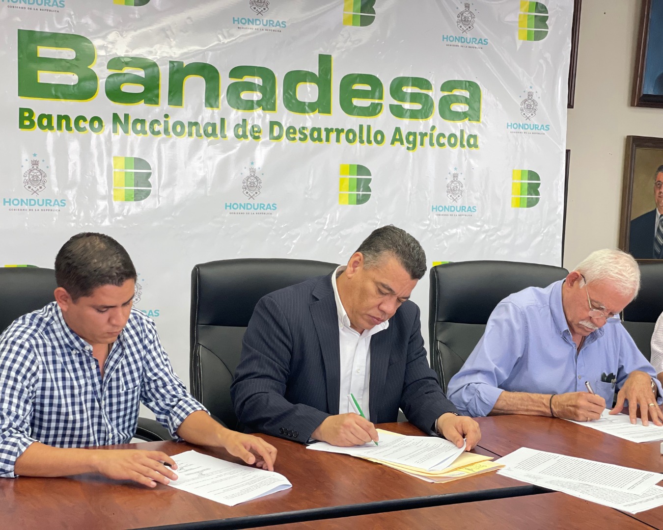 Más Noticias Televisión on X: "#MNTV | ¡Buenas Noticias! Como parte del impulso al sector agroalimentario que promueve el Gobierno a través de # BANADESA, El Presidente Ejecutivo de esta entidad financiera, Erlyn