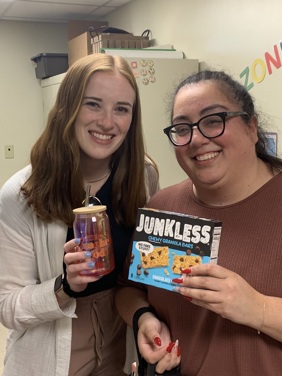 Thank you to <a href="/junklessfoods/">JUNKLESS</a> for the granola bar donation! A great way to end the school year and celebrate together! #rhodeskidscan Muchísimas gracias a Junkless para la donación de barras de granola! Una excelente manera de celebrar el fin del año escolar juntos! #rhodessipuede