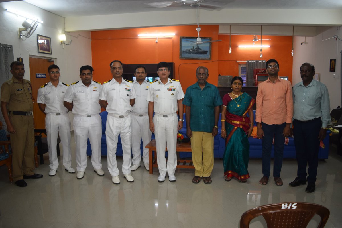 #AabharCeremony was conducted to bid farewell to two retiring #DefenceCivilians on 30 May at #INSKattabomman to acknowledge their contribution to the #IndianNavy. The personnel were presented with crests and their family members were felicitated over tea.