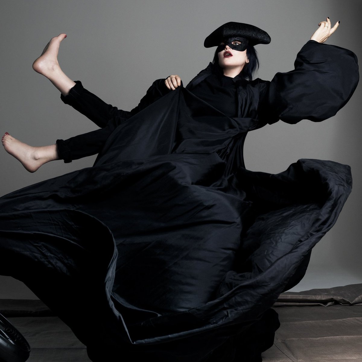 tracklist's tweet photo. Lady Gaga em novas fotos 🖤 https://t.co/eCKj0HKNNX