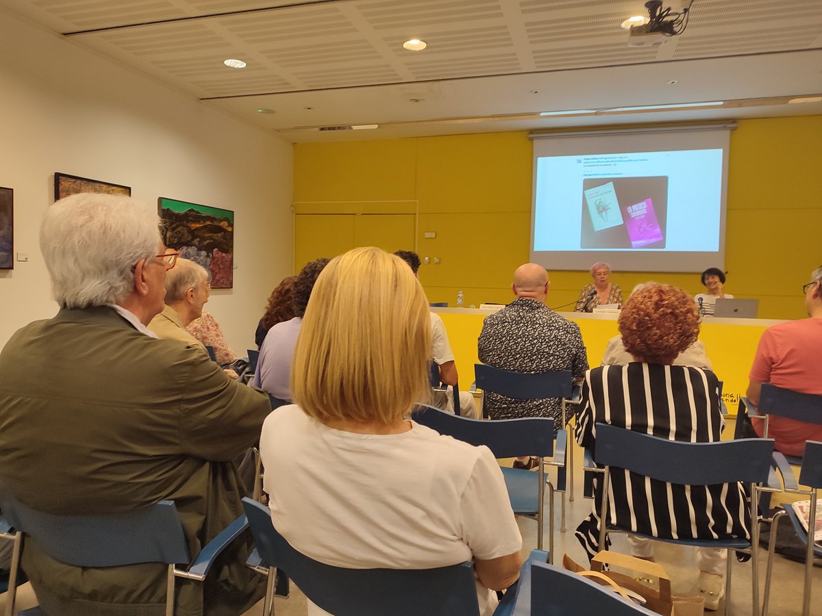 Ja estem de ple a la trobada amb la Carme Torras a la #CatCon2024
Presentació a cura de Victoria Ortiz. Comentem 'La mutació sentimental' i l'arribada de la nova edició per part de @PagesEditors. Recordem que va ser el guanyadora del primer Premi Ictineu, l'any 2009!!