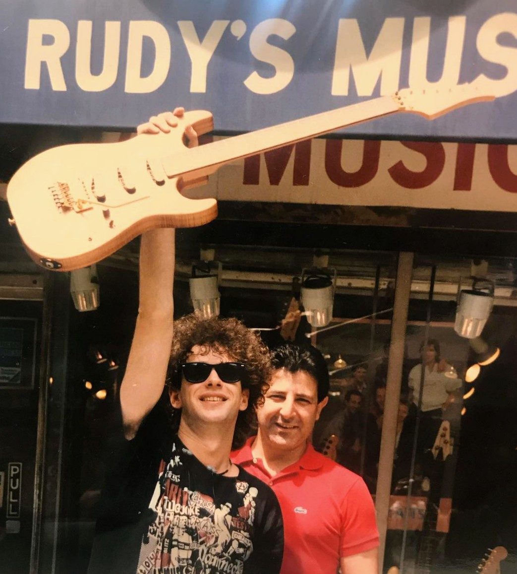 Gustavo Cerati con su primera Pensa custom, aún sin terminar, en alto junto a su fabricante y amigo Rudy Pensa en su local de New York en 1988

Rudy: "Gus, siempre estarás en mi corazón, gracias por tu hermosa música que siempre me acompaña. Hermosos recuerdos hermano querido!"