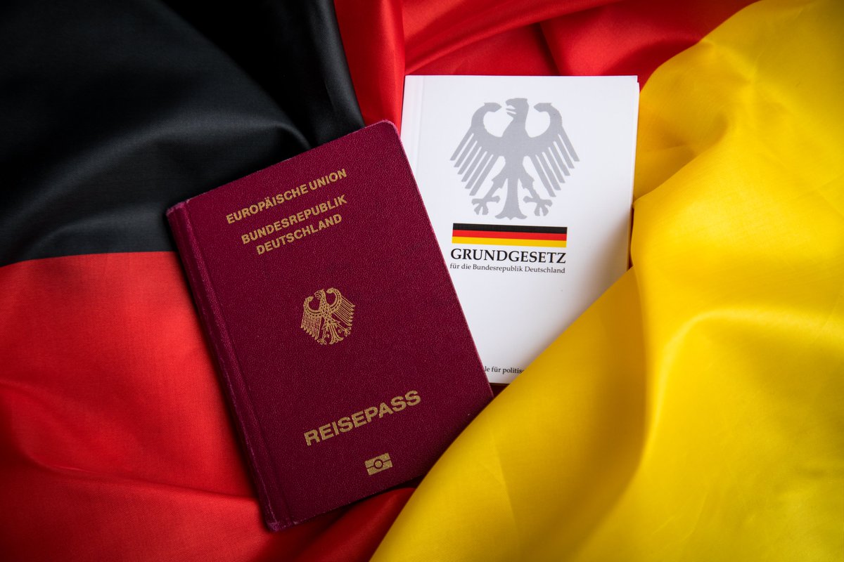 According to figures released by @destatis, a total of 200,100 people of 157 different nationalities received #German🇩🇪 citizenship in 2023, representing a 19% increase from 2022. #Syrian, Turkish, Iraqi, Romanian and #Afghan nationals comprised the largest groups.