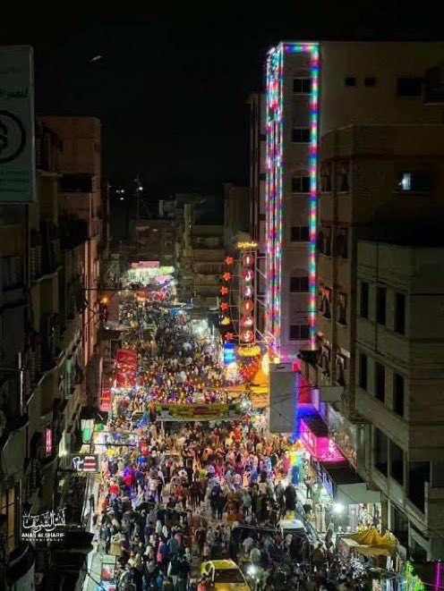 HendSh33's tweet photo. من هنا مر أقذر احتلال عرفه التاريخ..

شارع السوق في #مخيم_جباليا..
الفرق بين الصورتين ٨ أشهر من العدوان https://t.co/VPLAUMVwOD