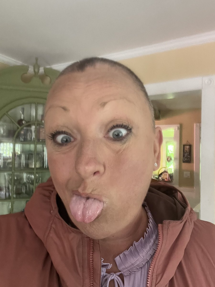 SkHollenbeck's tweet photo. Before and after. #fcancer I’m a wig girl now. Who knew https://t.co/kMBNMyY22o