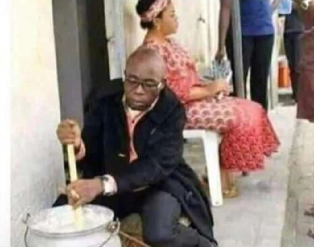 Magogo cooking for the twins after finding out the man of the house was banned from USA😂