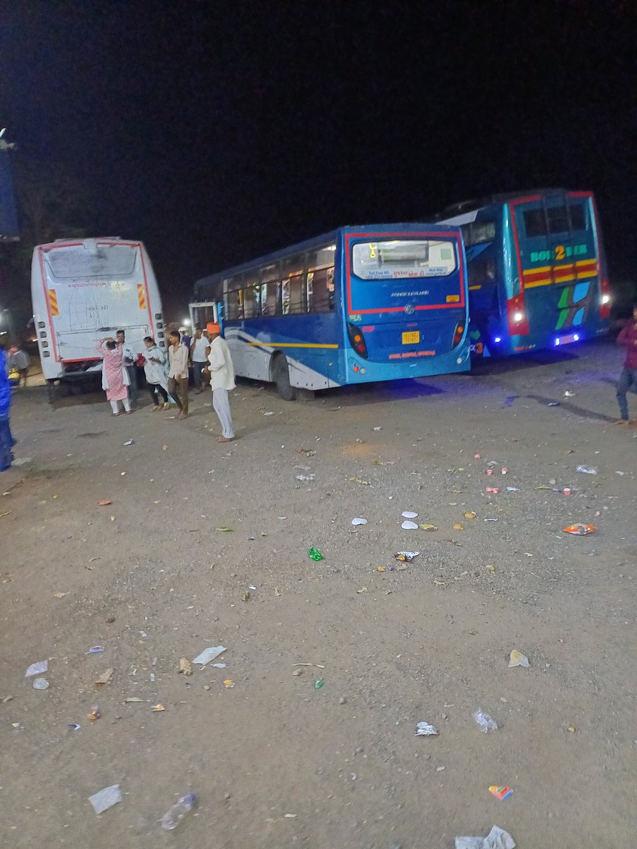 Advocatedkpatel's tweet image. ગુજરાત રાજ્ય વાહન વ્યવહાર નિગમ દ્વારા ચાલતી બસ ને બાલાસિનોર બાદ ફાગવેલ પાસે રોકવામાં આવે છે જ્યા યોગ્ય રીતે મહિલા કે પુરુષ ના બાથરૂમ જવા ની પણ વ્યવસ્થા નથી અને આ સાથે સાથે હોટલ ના સ્ટાફ ને પૂછવામાં આવ્યું તો બહાર ખુલ્લા માં જાજરૂ બાથરૂમ કરવા માટે જણાવે છે. વધુ માં જણાવે છે.