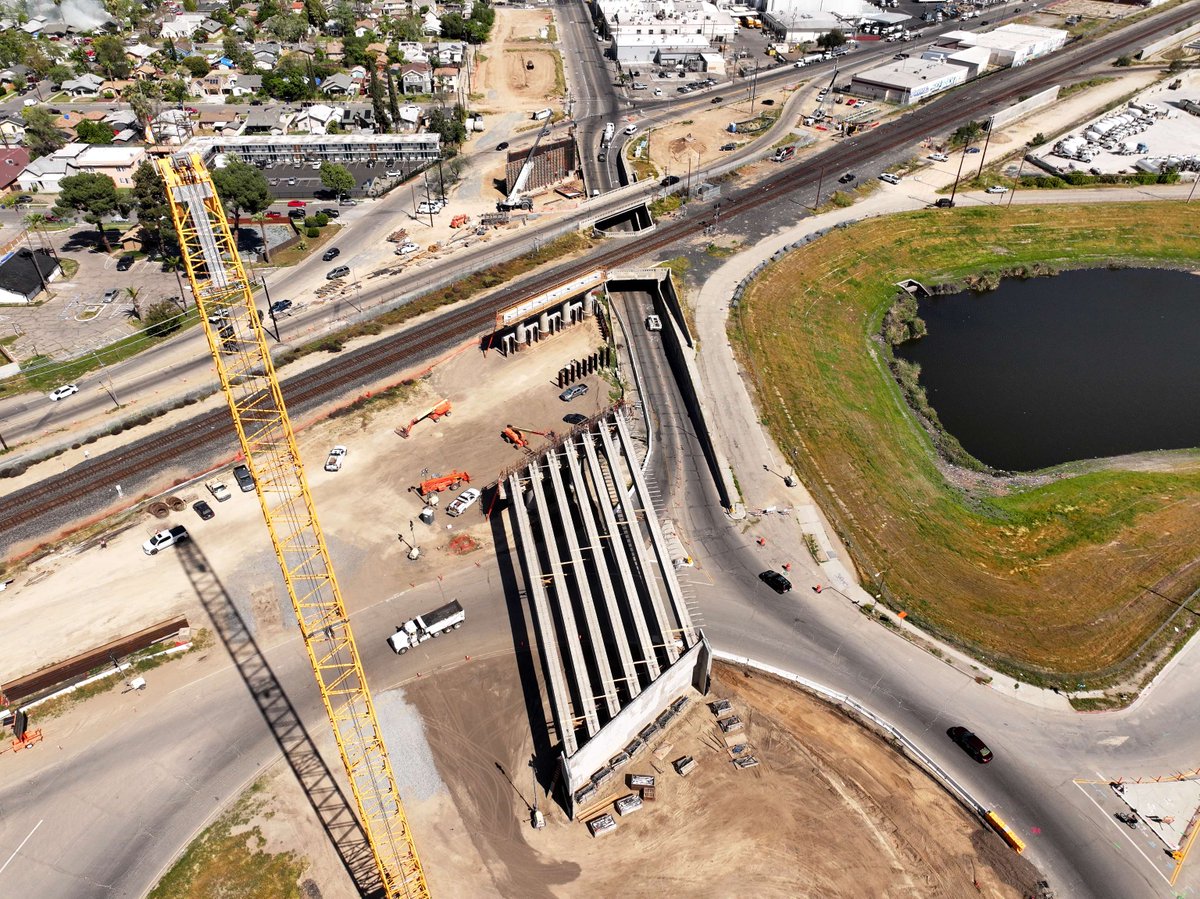 CaHSRA's tweet photo. The Belmont Avenue Grade Separation is under construction in the City of Fresno!

Recently, 14 of 28 pre-cast concrete girders were placed to form the superstructure.

The structure is over 611 feet long and 62 feet wide. #InfrastructureMonth #BuildHSR https://t.co/P7eOpnAcQY