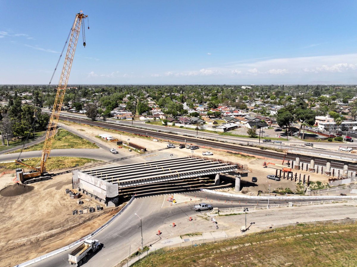 CaHSRA's tweet photo. The Belmont Avenue Grade Separation is under construction in the City of Fresno!

Recently, 14 of 28 pre-cast concrete girders were placed to form the superstructure.

The structure is over 611 feet long and 62 feet wide. #InfrastructureMonth #BuildHSR https://t.co/P7eOpnAcQY