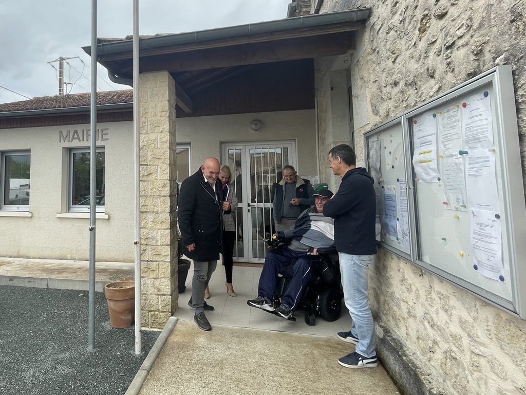 HeleneLaporteRN's tweet photo. À #SaintAvit pour échanger, avec Monsieur le Maire, Michel Couzigou et son équipe municipale, sur l’important projet de rénovation de la très jolie église paroissiale. https://t.co/jYg0QHxT0s