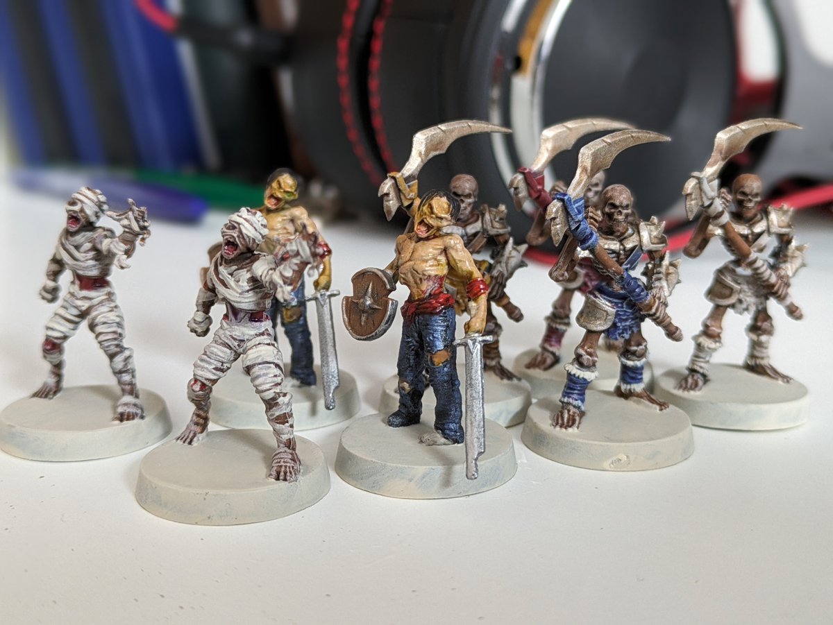 With the Skeletons and Mummies painted, the whole undead army is ready! 
#HeroQuest #MiniaturePainting
